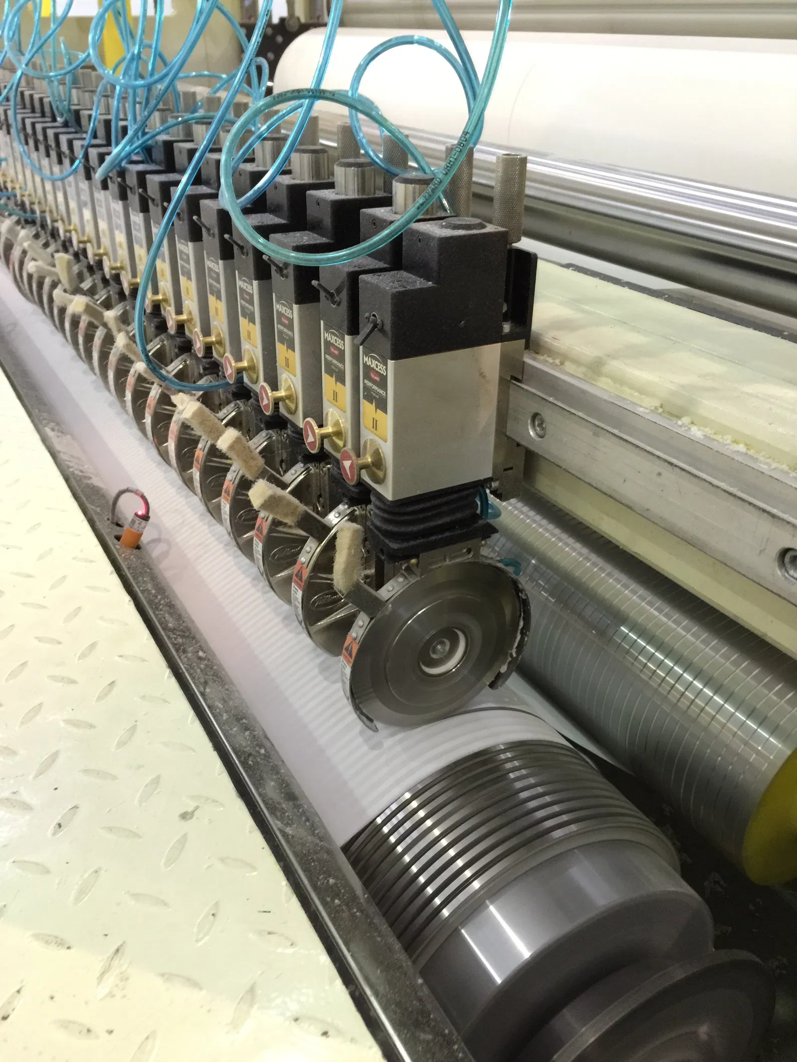 Mesin Slitting Rewinding Jumbo Roll Selesai 1800mm Dengan Efisien yang Baik 1